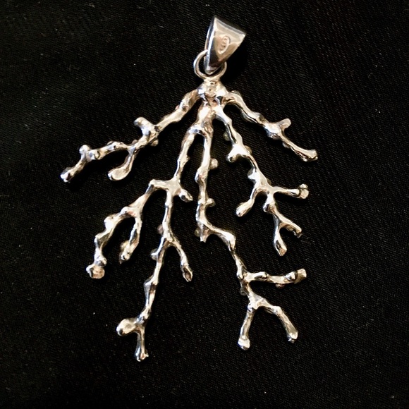 Jewelry - Silver pendant coral design